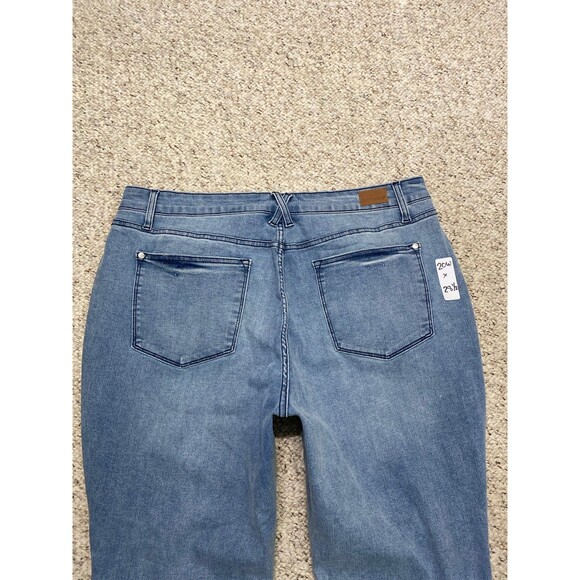 20W Judy Blue High Rise Relaxed Fit Raw Step Fray Hem - Picture 4 of 9